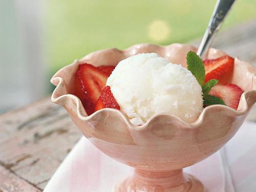 Một ly kem ngon được làm từ máy làm kem ice cream maker