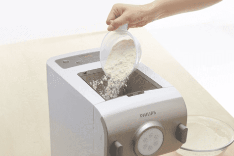 Bước 1: Đổ bột mì vào máy, nhấn nút để trộn bột.