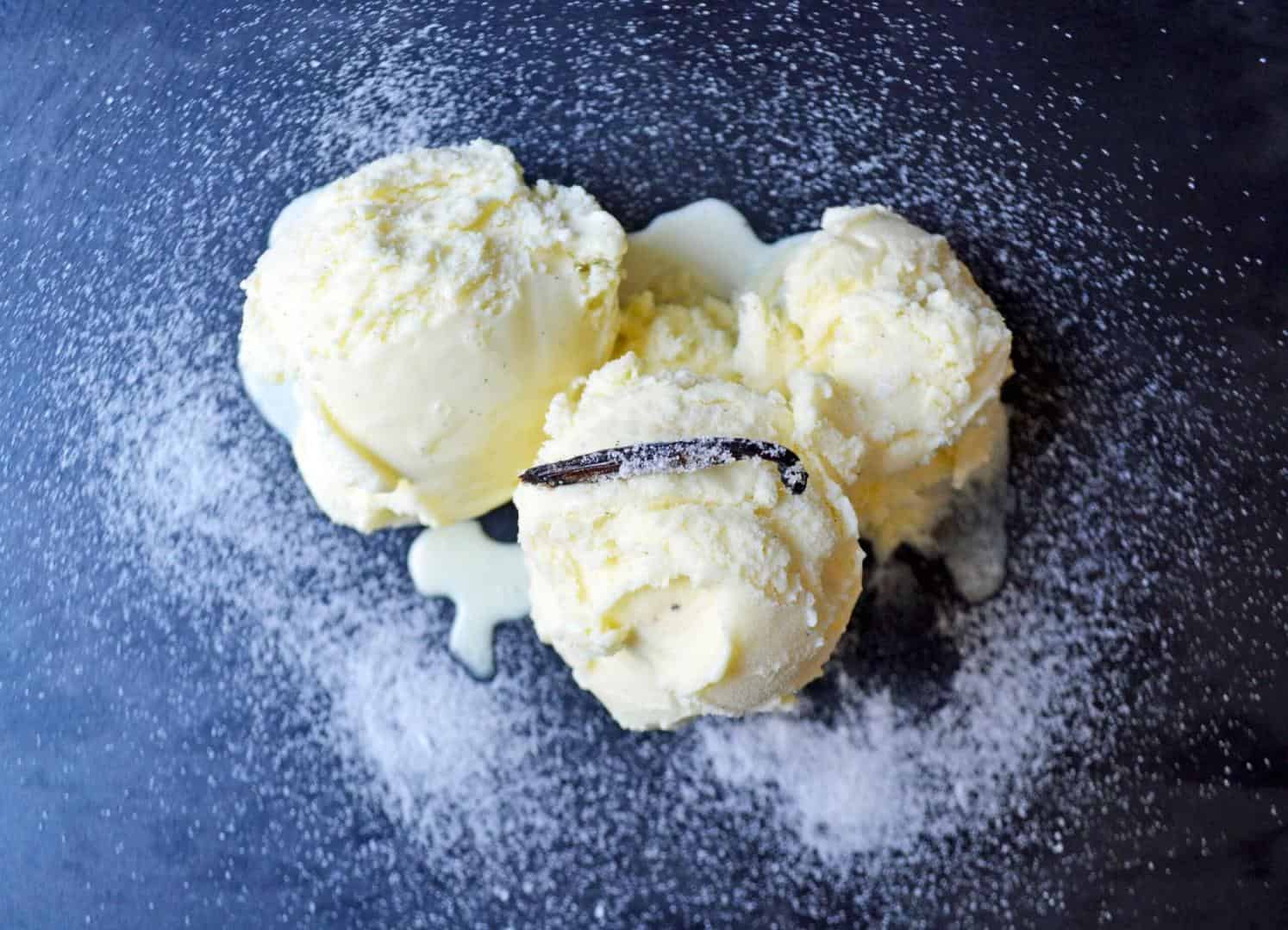 Sắc trắng: Thuần khiết, trong trẻo liệu có phải là những tính từ phù hợp cho vị kem vanilla được làm từ chiếc máy làm kem của Đức thượng hạng?