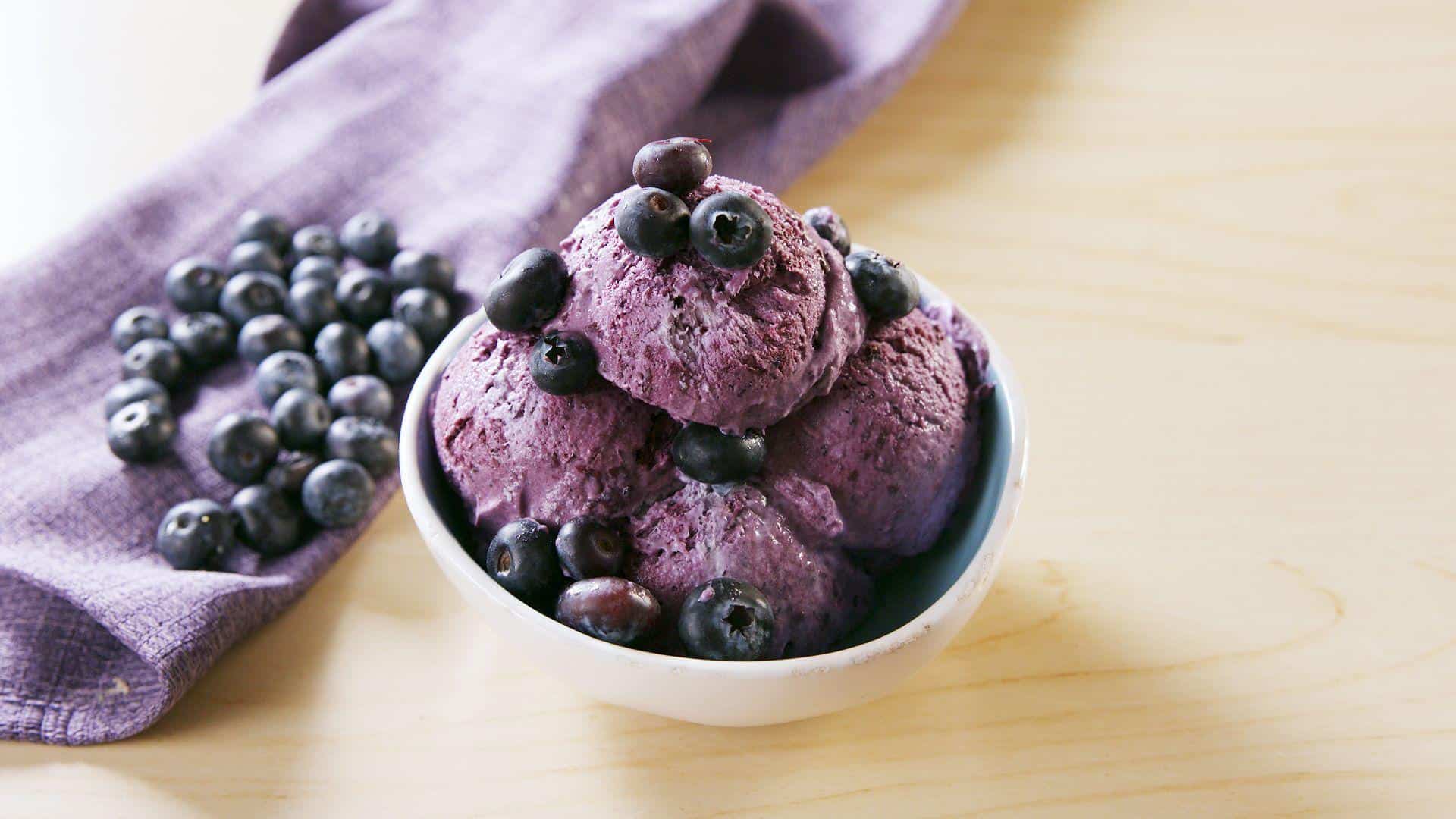 Sắc tím: Công thức kem blueberry với máy làm kem của Đức Unold sẽ đem đến cho bạn sự mát mẻ và ngọt dịu của mùa hè 