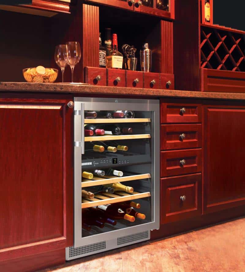 Tủ rượu vang cao cấp, tủ rượu vang bằng gỗ âm tủ thích hợp với không gian ấm cúng của phòng bếp