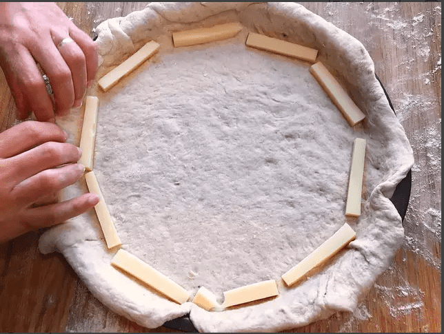 Cách làm pizza nhân thịt nguội viền phô mai
