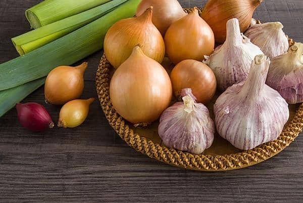 Hạn chế ăn các thực phẩm có mùi để hạn chế tình trạng hôi miệng