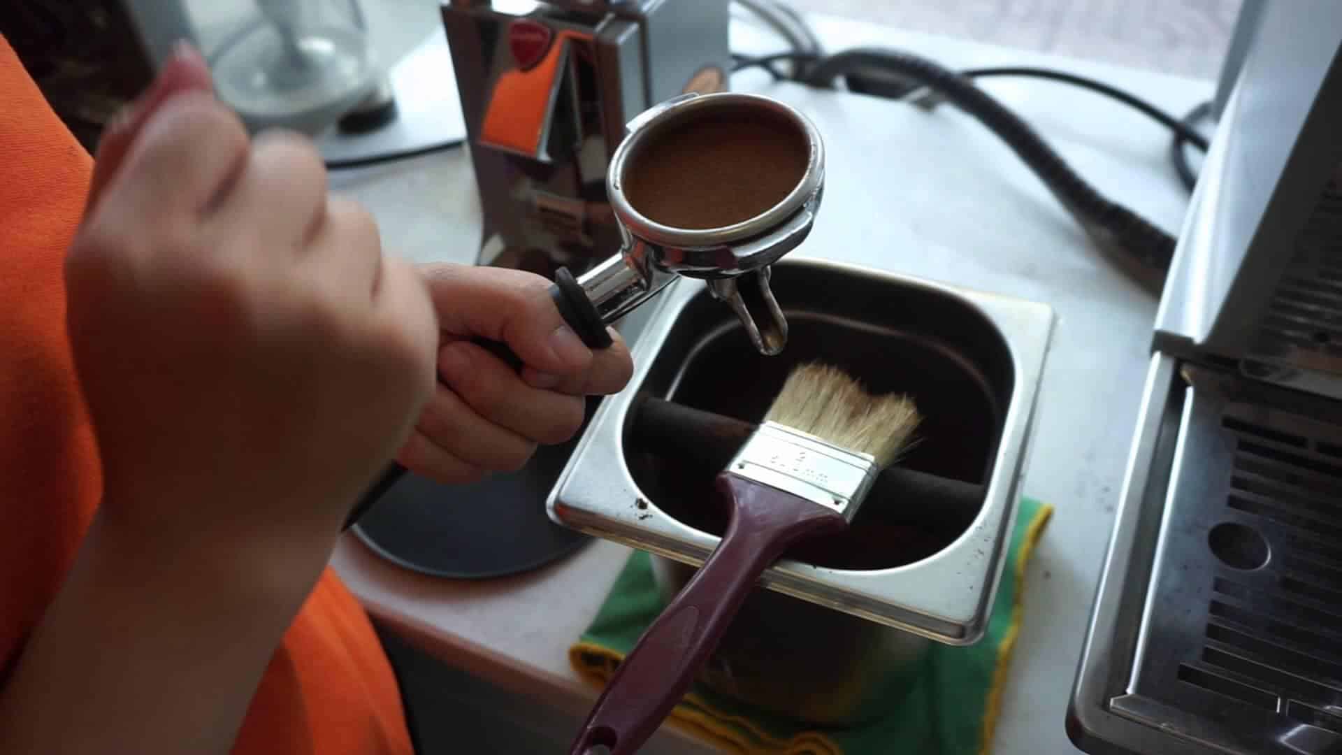 Vệ sinh máy pha cà phê espresso 