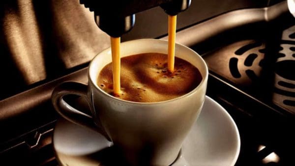 Ly cà phê được pha từ máy pha cà phê