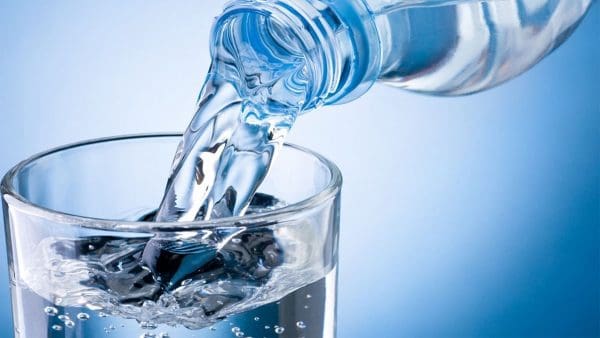 Uống thật nhiều nước sẽ giúp bạn tránh được hôi miệng