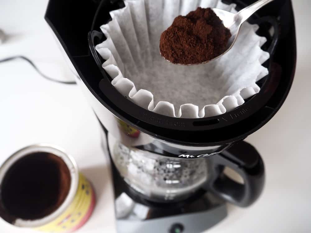 Espresso trong máy pha cà phê nhỏ giọt