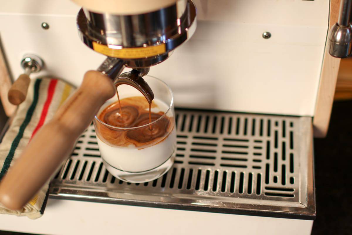 Công thức pha latte đá đơn giản