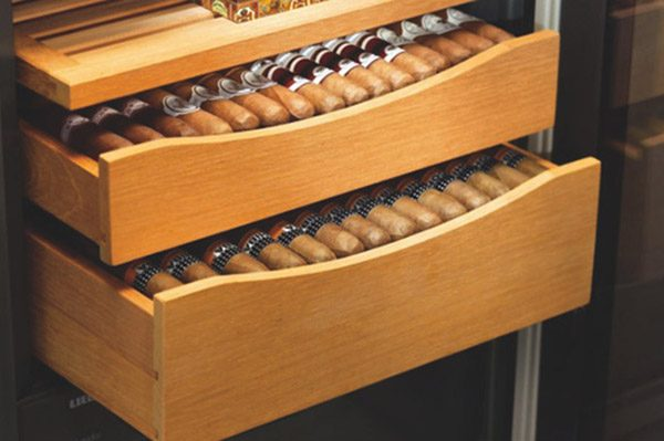 Xếp cigar vào tủ bảo quản đúng cách sẽ giúp bạn bảo quản dễ dàng hơn