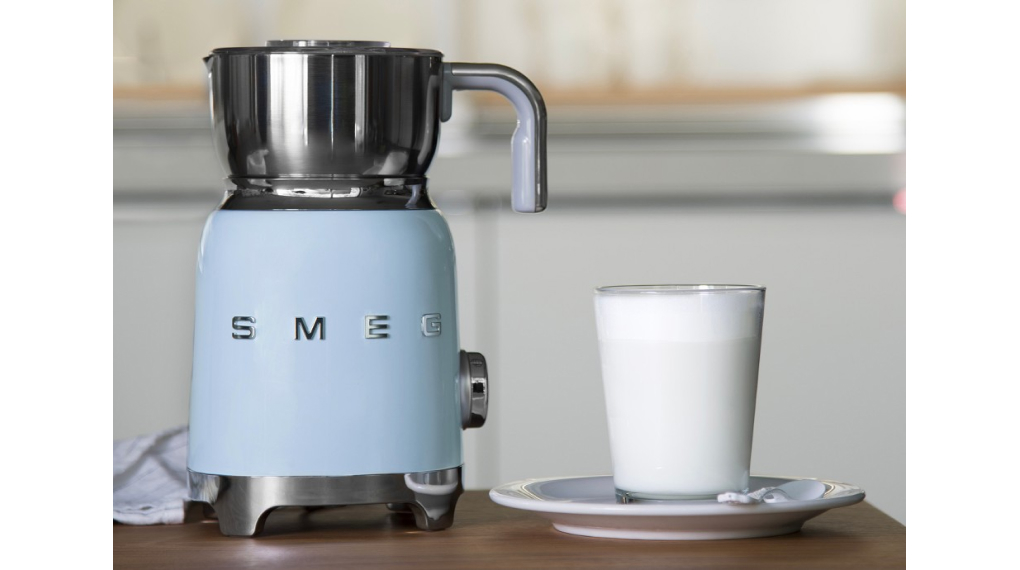 Máy tạo bọt sữa Smeg MFF11