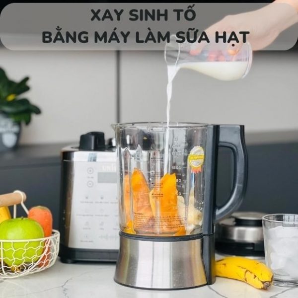 Cho sữa vào cối xay máy làm sữa hạt 