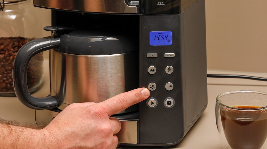 Máy pha cafe nhỏ giọt Russell Hobbs 25610-56 - Bảng điều khiển nút nhấn dễ sử dụng