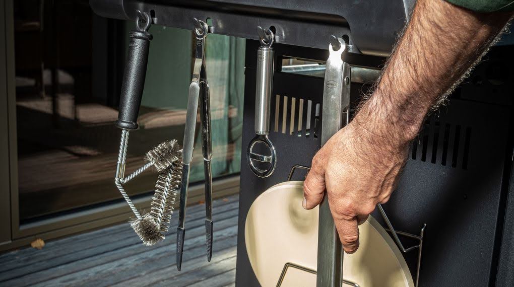 Bếp nướng gas Rösle ALLFLAME Peer 3 13500 W - Trang bị móc treo dụng cụ nướng ở 2 bên bếp bep nuong gas rosle 251051 allflame 6 1