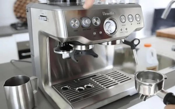 Khi sử dụng máy pha cà phê, việc thao tác đúng cách giúp đảm bảo an toàn và kéo dài tuổi thọ cho thiết bị