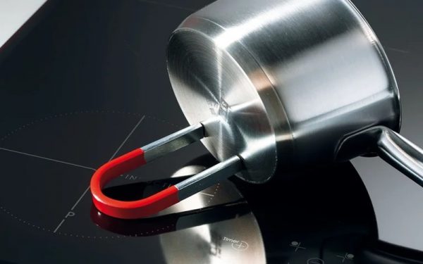 Dùng nam châm để kiểm tra nhanh xem nồi có phù hợp với bếp điện từ hay không