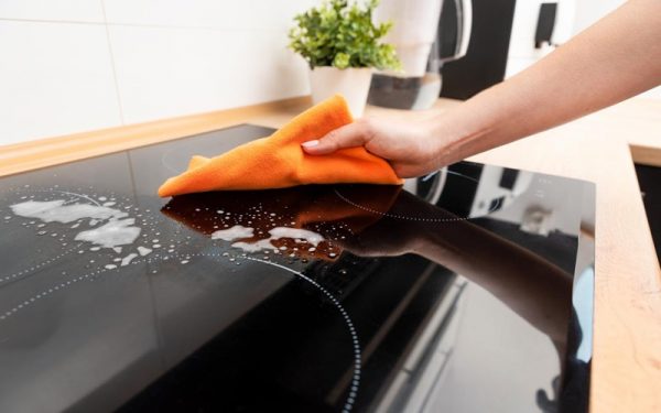 Chỉ nên dùng dung dịch tẩy nhẹ để vệ sinh mặt bếp từ