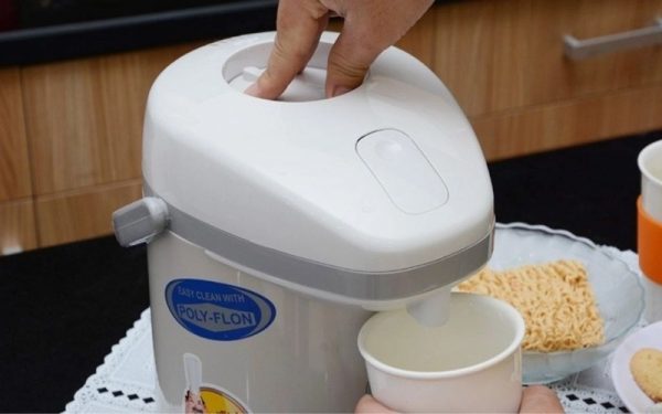 Cho đá lạnh vào bình có thể gây rò rỉ và chập điện