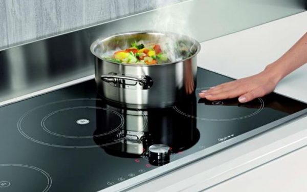 Bếp từ hoạt động ở mức công suất cao trong thời gian dài có thể dẫn đến lỗi e7