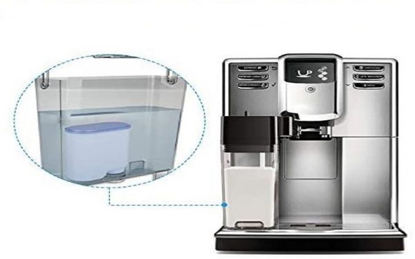 Bộ lọc nước trong máy pha cà phê thường tích tụ cặn vôi, bụi bẩn theo thời gian sử dụng