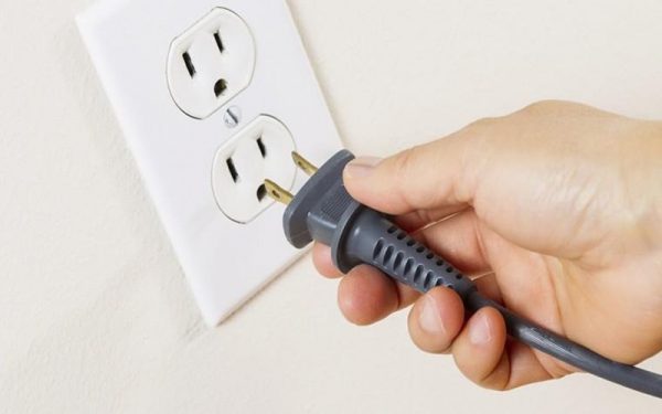 Nên rút phích cắm khỏi ổ điện khi không dùng đến quạt