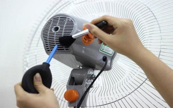 Vệ sinh, tra dầu thường xuyên là rất cần thiết để tăng tuổi thọ và hiệu suất làm việc của quạt