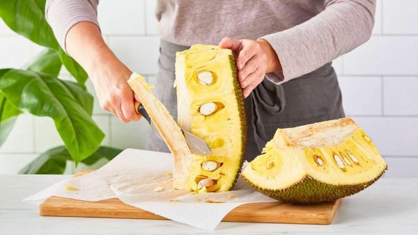 Sơ chế, làm sạch,tách hạt mít trước khi bắt đầu công đoạn sấy