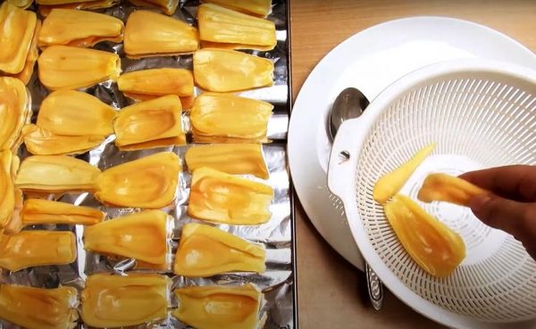 Đặt từng múi mít đã tách hạt vào trong khay nướng đã được lót sẵn giấy bạc