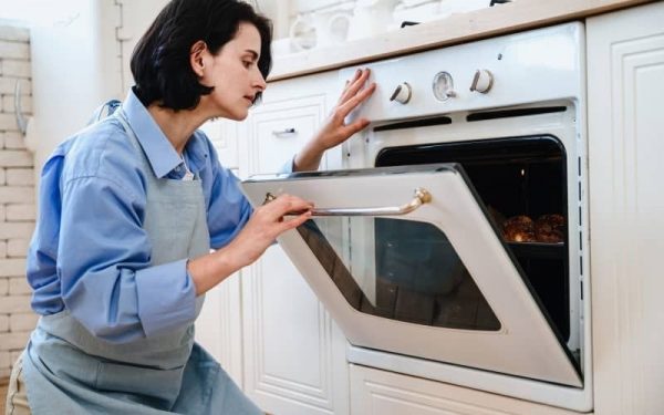 có được mở lò nướng khi đang nướng không​