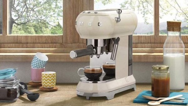Máy pha cà phê thương hiệu Smeg với thiết kế sang trọng và khác biệt