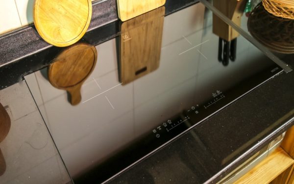 Chọn bếp từ đôi thông minh cho gia đình nhỏ gọn