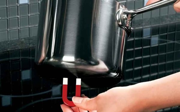 Dùng nam châm để thử đáy nồi, dính là dùng được ngay
