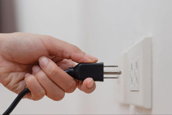 Rút phích cắm liên tục là sai lầm khiến thiết bị tốn điện hơn