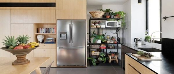 Có nên đặt tủ lạnh đối diện cửa ra vào không?