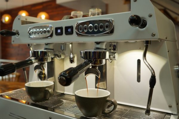 Pre-infusion (tiền ngâm) là một kỹ thuật trong quá trình chiết xuất espresso