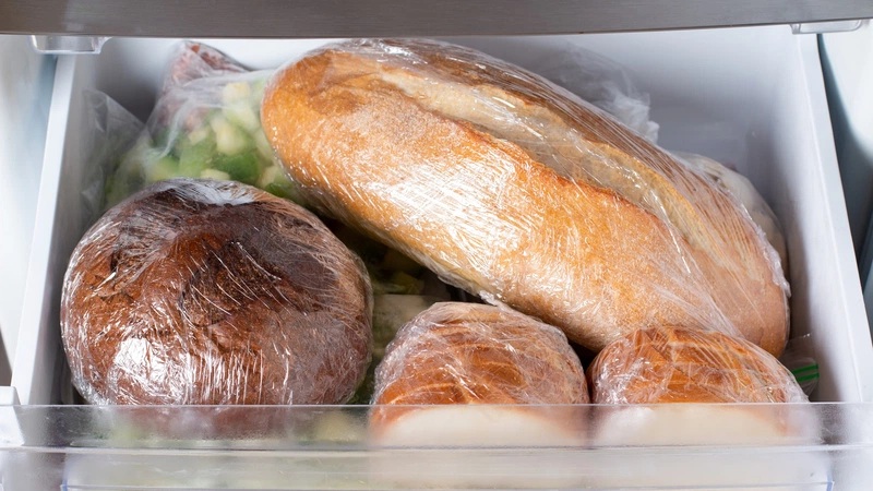 Nhiệt độ thấp làm bánh mì bị mất nước nhanh chóng, dẫn đến hiện tượng khô cứng