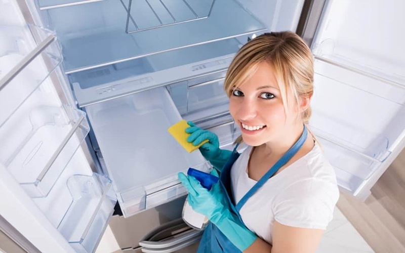 Đừng quên vệ sinh thường xuyên để tủ lạnh hoạt động êm ái