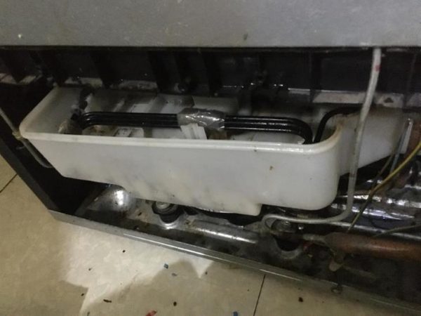 Chảo nước thải bị lệch, chạm vào dây tnr nhiệt phát ra tiếng động lớn khi tủ lạnh hoạt động
