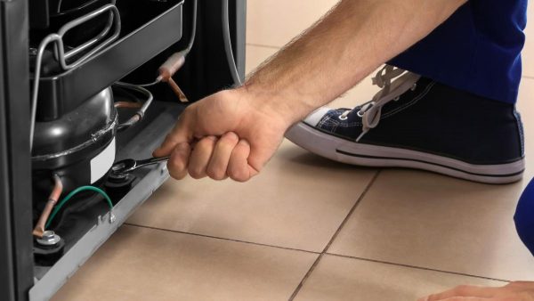 Vặn chặt ghim lốc để tránh tủ lạnh phát ra tiếng ồn