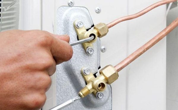 Tủ lạnh phát ra tiếng kêu to do ốc vít ở giàn lạnh bị lỏng