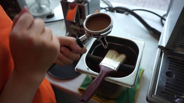Vệ sinh định kỳ giúp giữ hương vị cà phê trọn vẹn và kéo dài tuổi thọ máy viên nén.