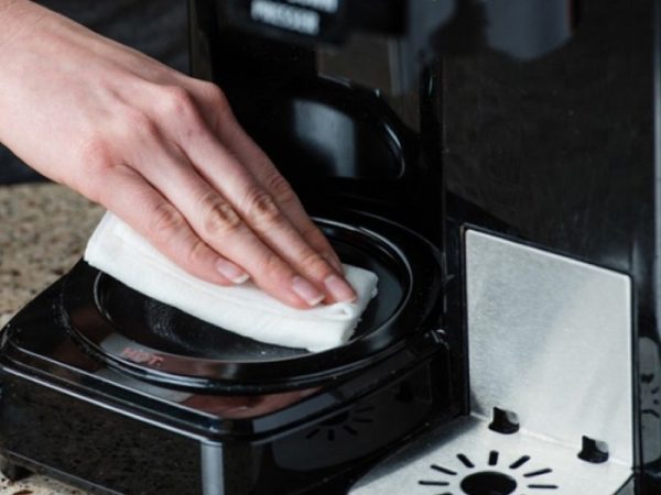 Lau sạch vỏ máy và khay nhỏ giọt mỗi ngày để giữ máy luôn sạch sẽ