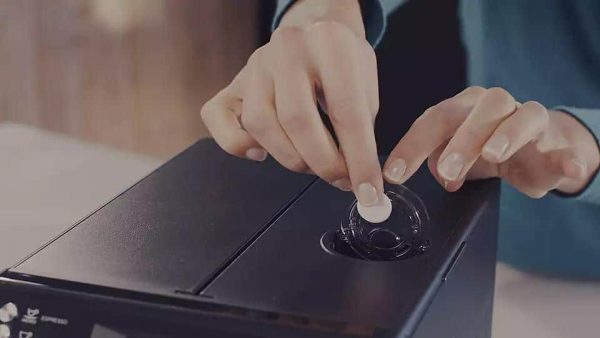 Viên tẩy dầu cà phê là không thể thiếu khi vệ sinh máy pha cà phê