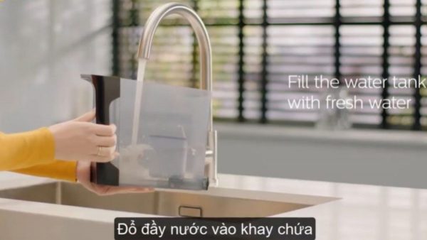 Đổ đầy nước vào khay chứa và lắp vào vị trí ban đầu