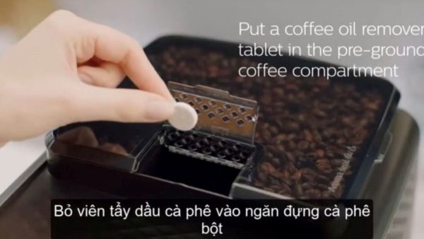 Tai ngăn đựng bột cà phê, bỏ viên tẩy dầu vào