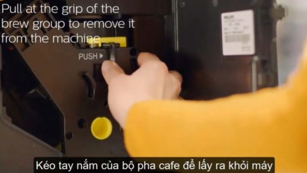 Tháo các bộ phận của máy pha cà phê ra để vệ sinh bằng nước ấm