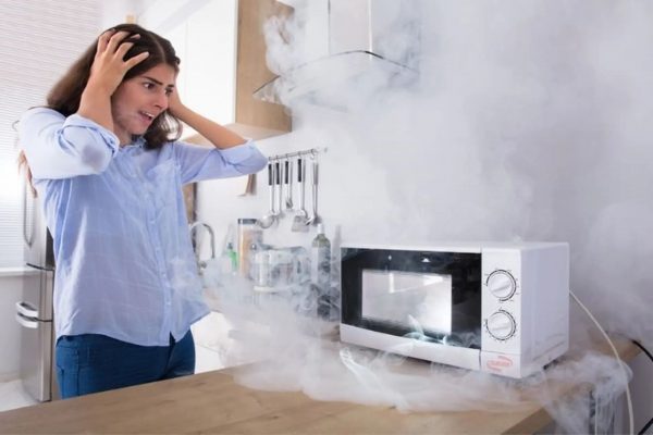 Lo lắng về lò vi sóng có mùi khét? Cùng Minhaus tìm giải pháp triệt để!