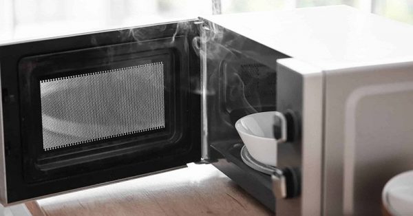 Nhận biết dấu hiệu và tác động của lò vi sóng có mùi khét đến sức khỏe, thiết bị