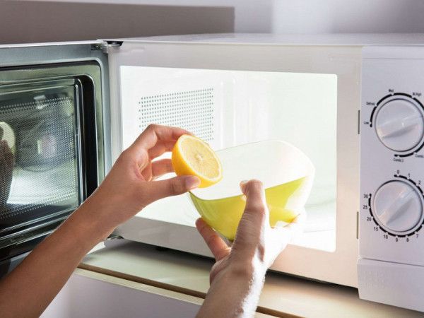 Dùng chanh, giấm, baking soda để loại bỏ mùi khét lò vi sóng đơn giản