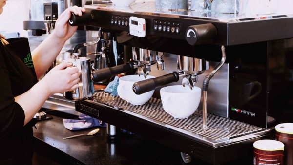 Máy pha cà phê 2 group – trợ thủ không thể thiếu của các quán cà phê chuyên nghiệp
