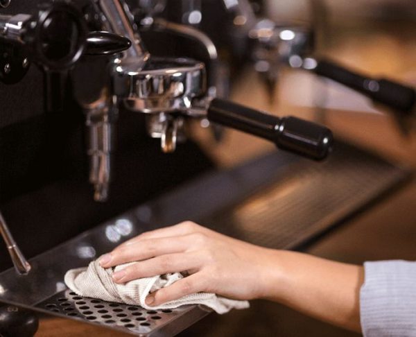 Vệ sinh máy hằng ngày giúp giữ hương vị cà phê chuẩn và tăng tuổi thọ thiết bị
